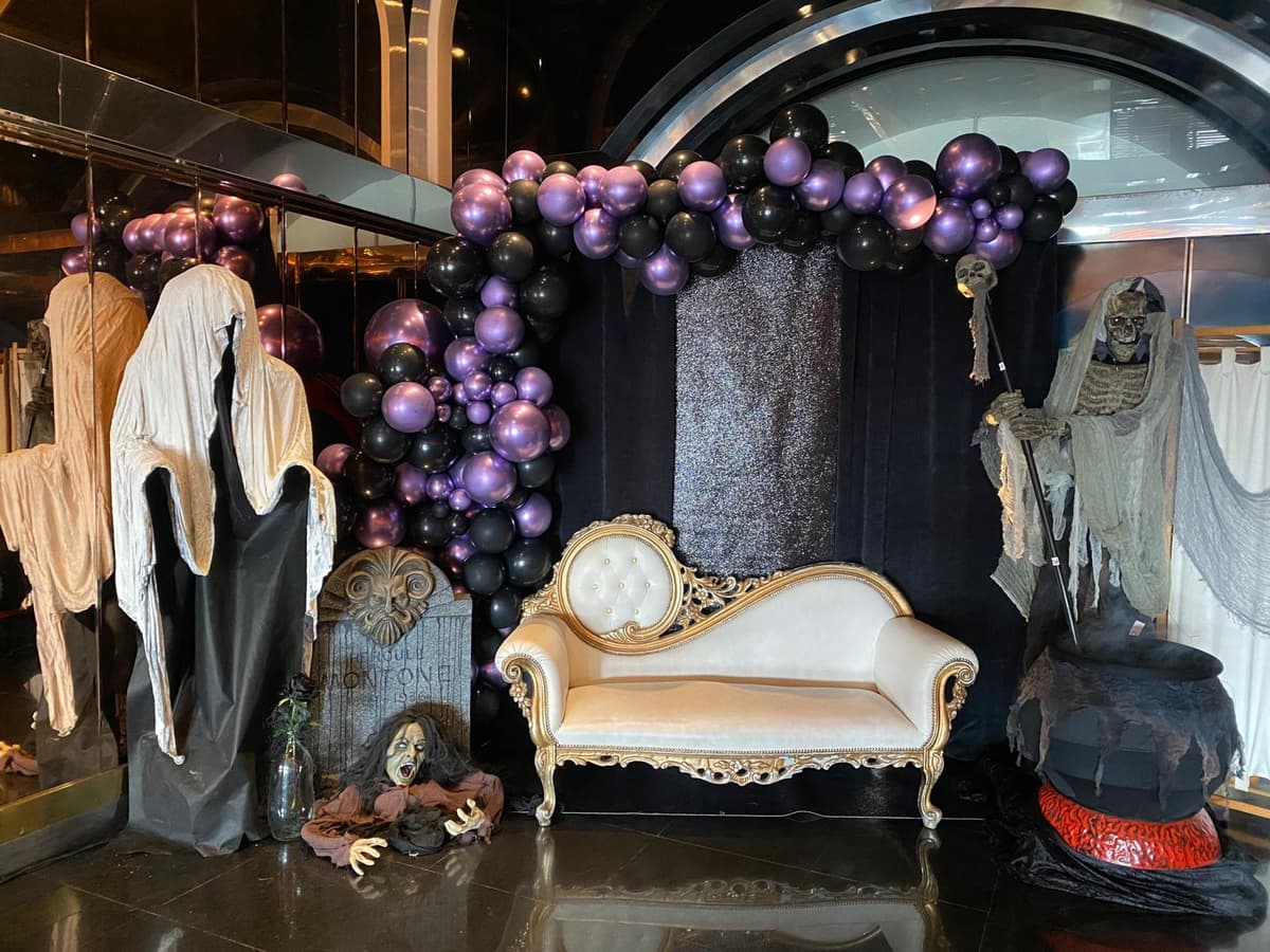 Scenografia Halloween palloncini poltrona dorata