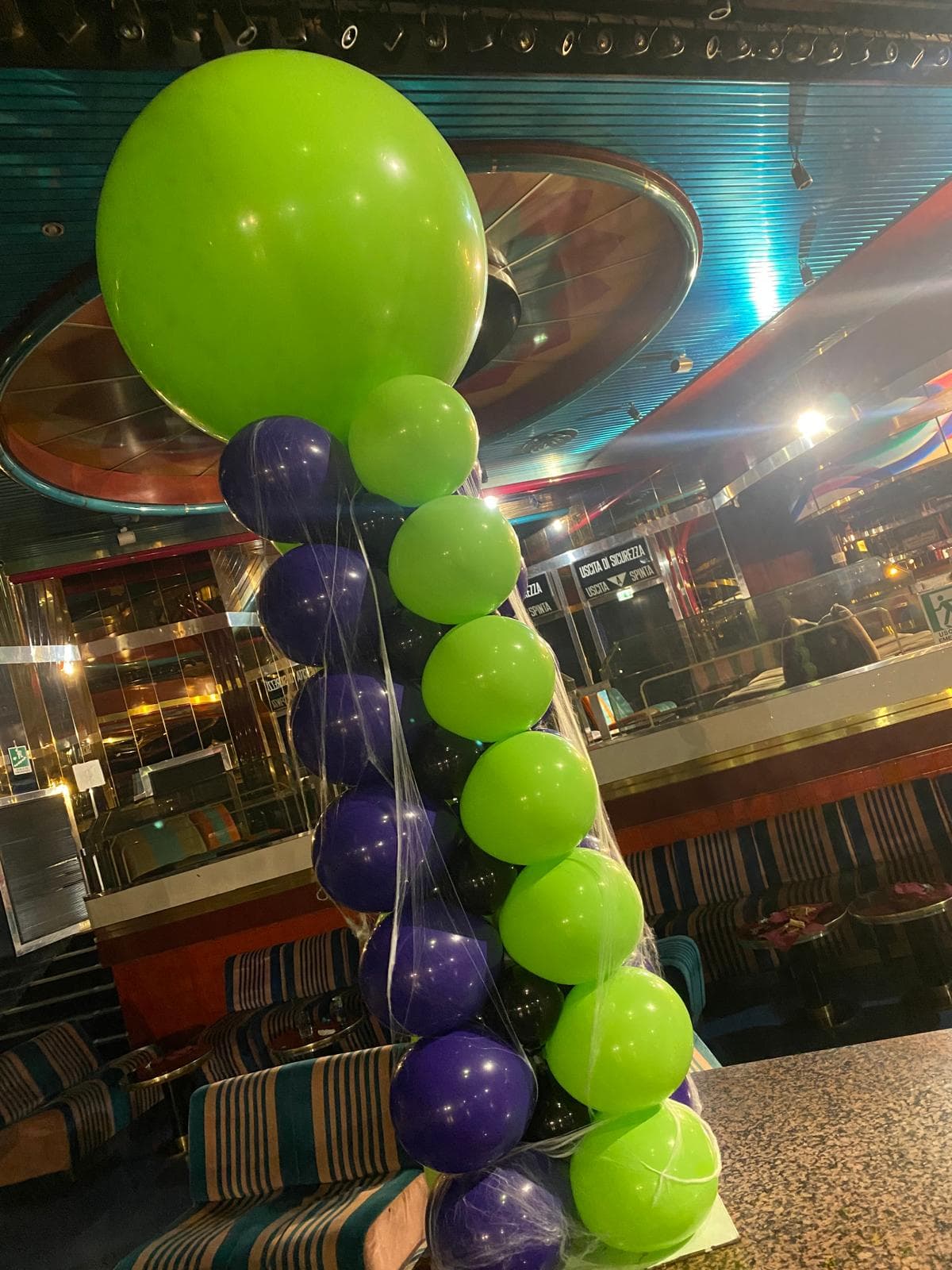 Colonna palloncini verde viola allestimento Halloween