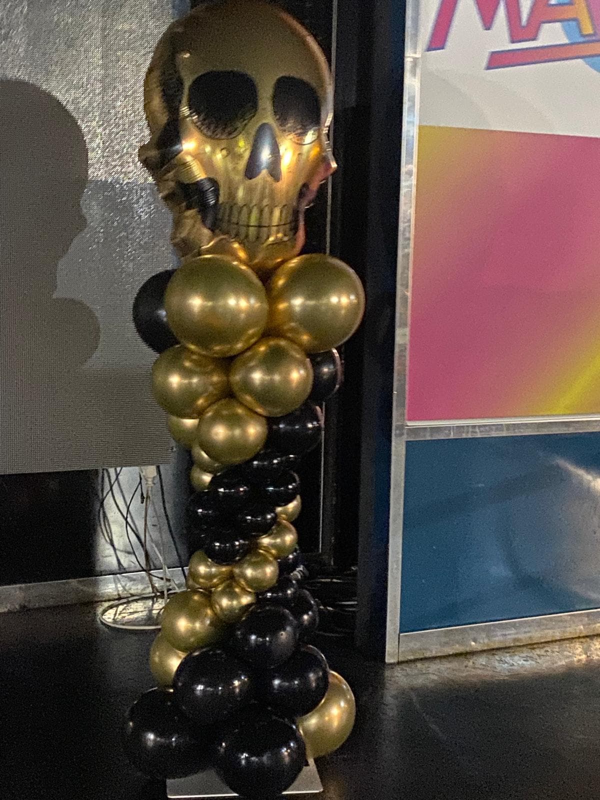 Colonna palloncini nero oro teschio allestimento Halloween